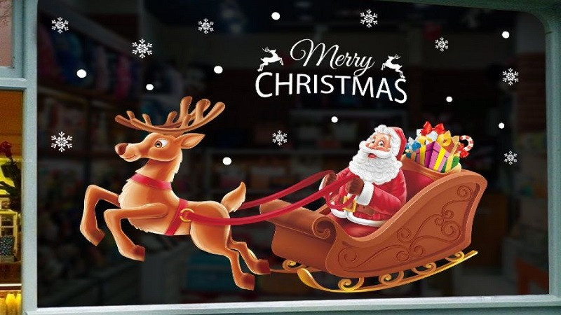 Một cây thông Noel nhỏ với dòng chữ "Merry Christmas" và ánh sáng ấm áp