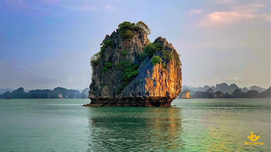 Mỏm đá sừng sững giữa làn nước xanh biếc của vịnh