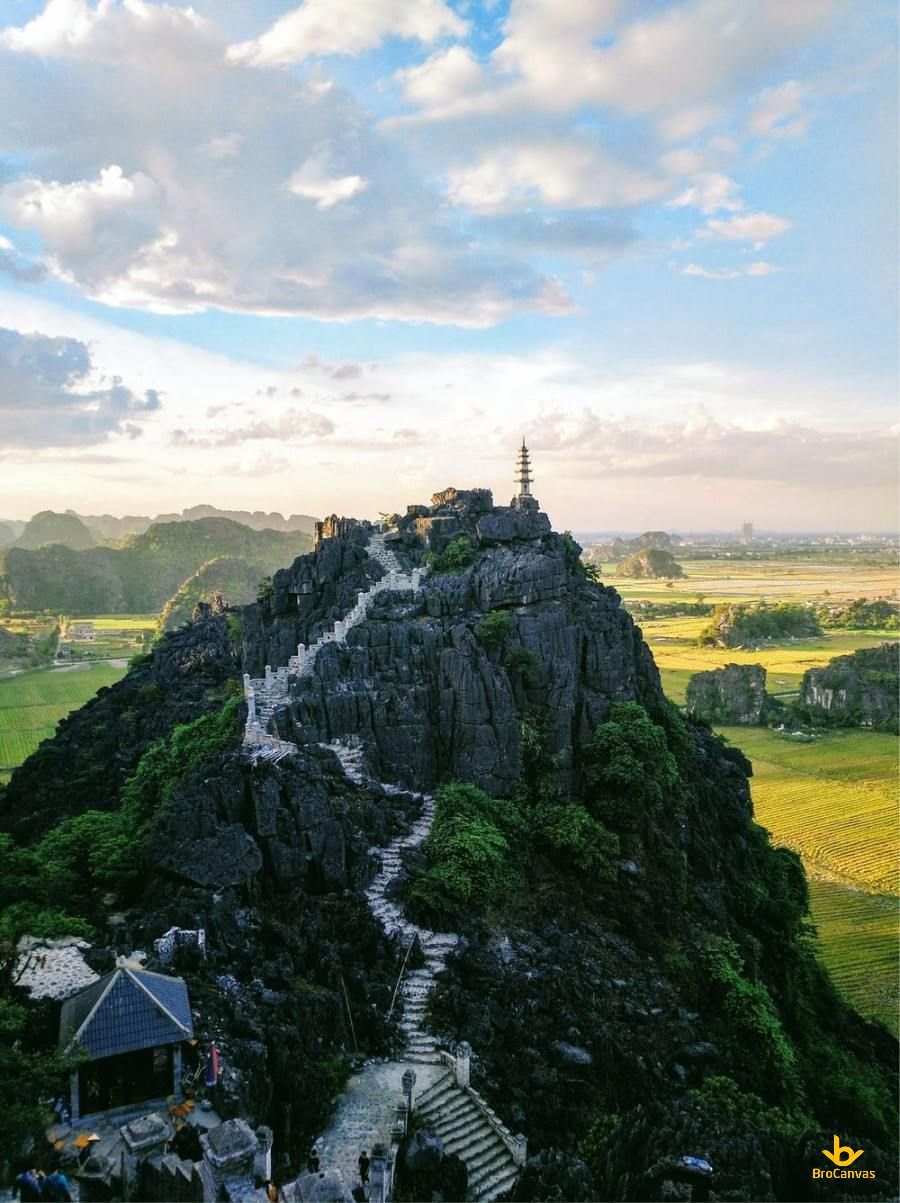 Ngôi đền cổ kính nằm uy nghi trên đỉnh núi