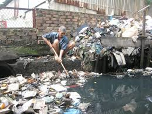 Khói bụi mù mịt từ các nhà máy công nghiệp bao trùm một khu dân cư