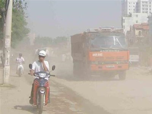 Người dân đeo khẩu trang dày đặc khi tham gia giao thông trong không khí ô nhiễm