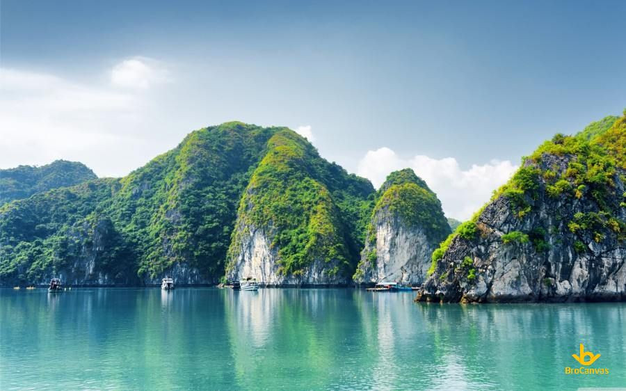 Quang cảnh Vịnh Hạ Long với những đảo đá hùng vĩ