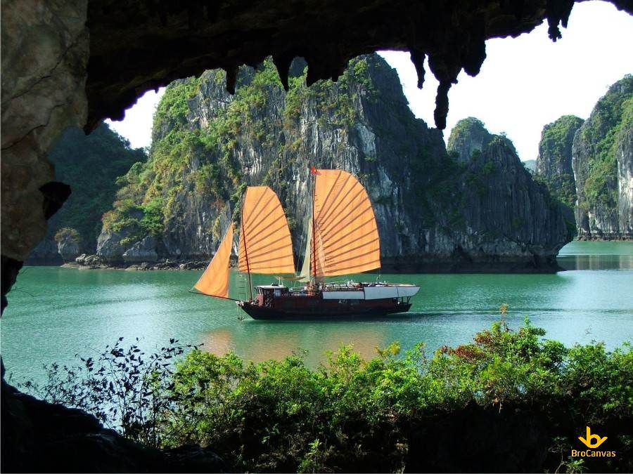 Những cánh buồm trắng lướt trên mặt nước Vịnh Hạ Long