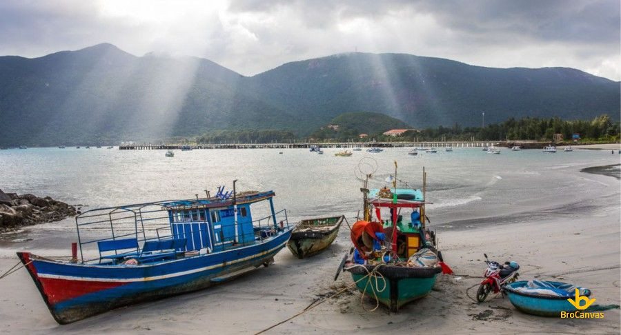 Thuyền chài neo đậu yên bình tại làng biển