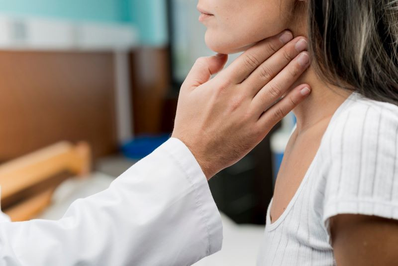 Hạch cổ nổi rõ là một trong các triệu chứng ung thư vòm họng giai đoạn đầu