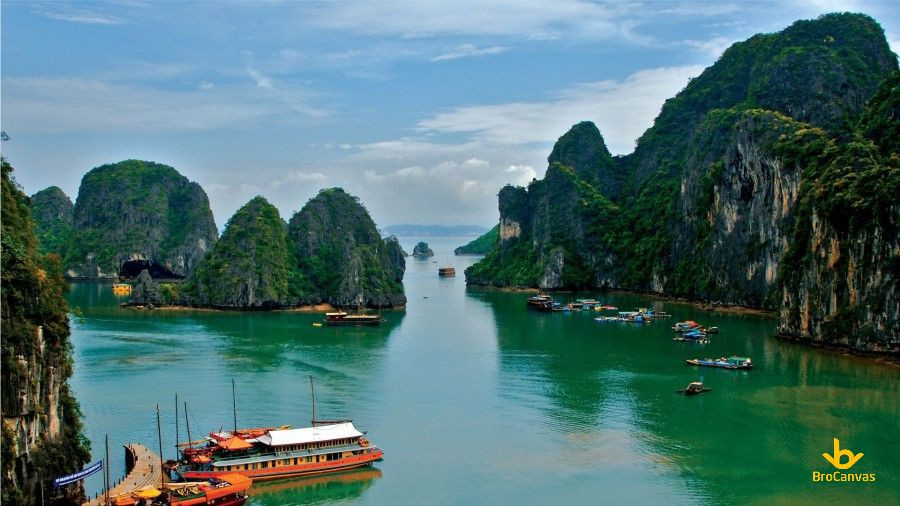 Vịnh Hạ Long với làn nước trong xanh biếc