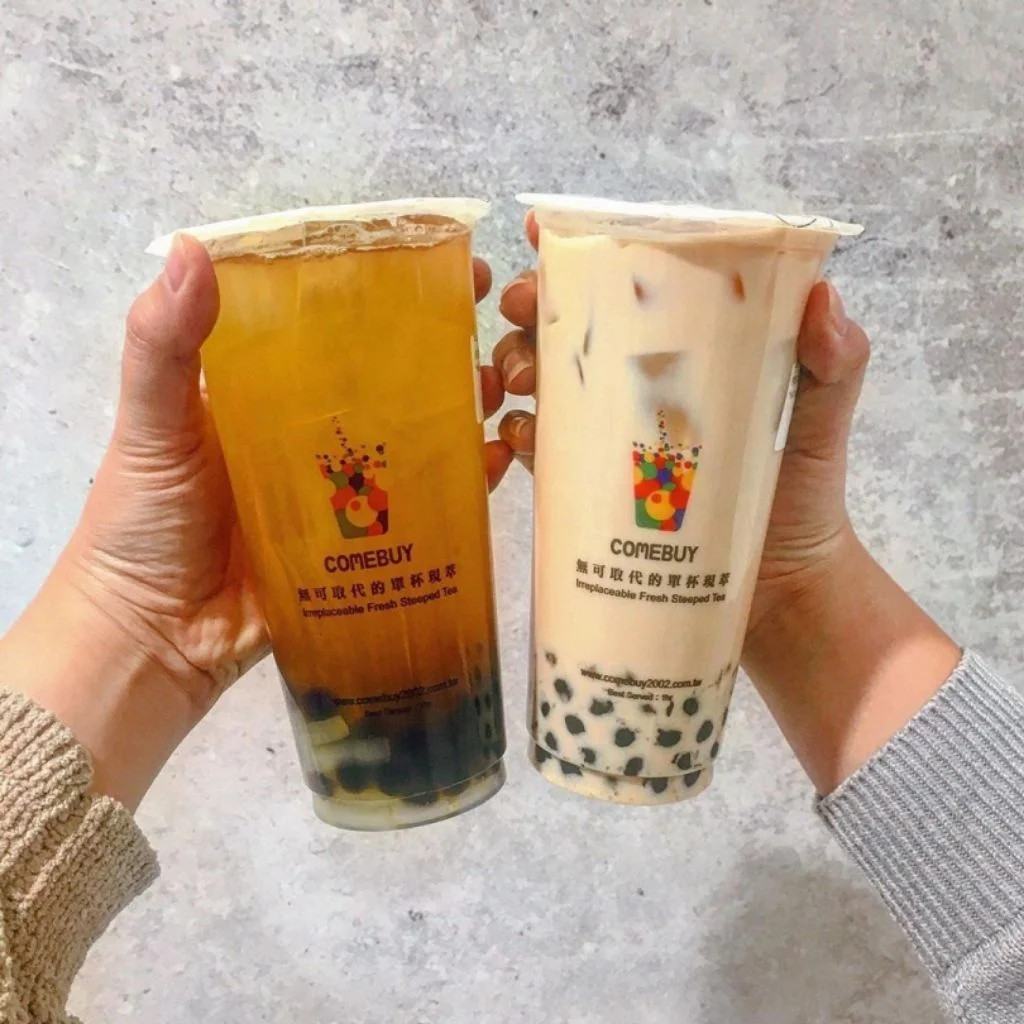 Hình ảnh ly trà sữa được đựng trong ly nhựa