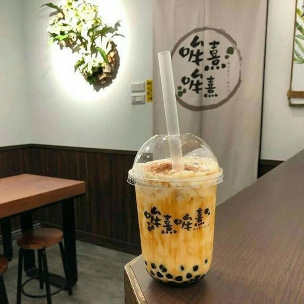 Hình ảnh ly trà sữa được đựng trong chiếc ly nhựa xinh xắn