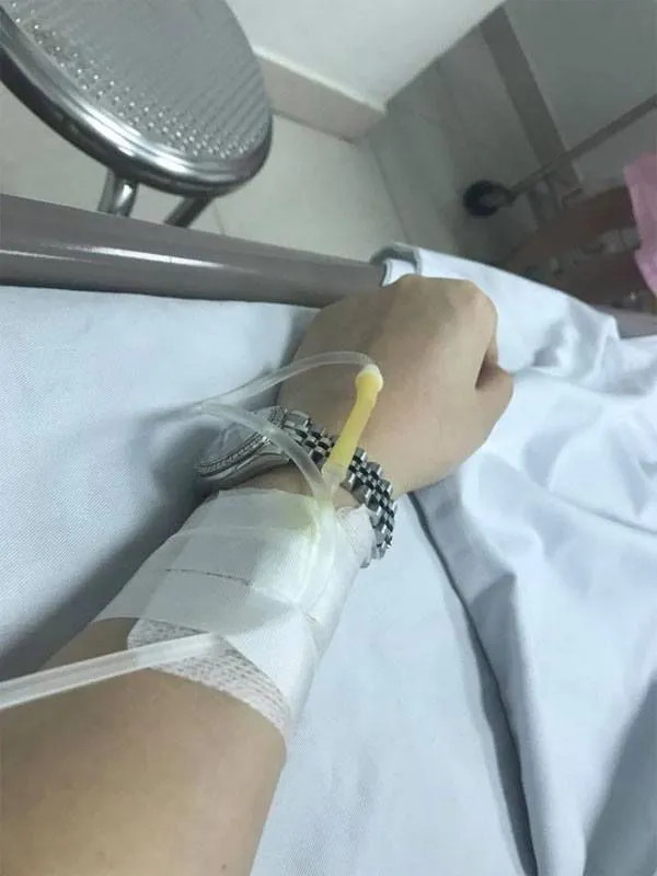 Hình ảnh truyền dịch tĩnh mạch cho bệnh nhân nam