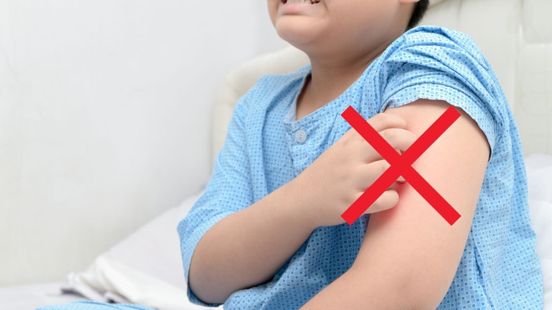 Hình ảnh tay đang gãi ngứa trên da, một trong các triệu chứng của sán chó