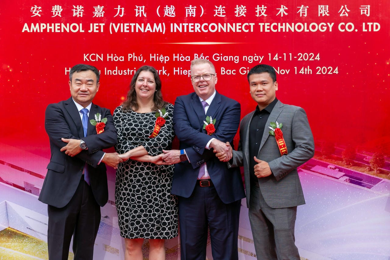 Bà Meredith Metzler, ông Stephen Dorrough và ông Dương Tô Hàng tại lễ khởi công