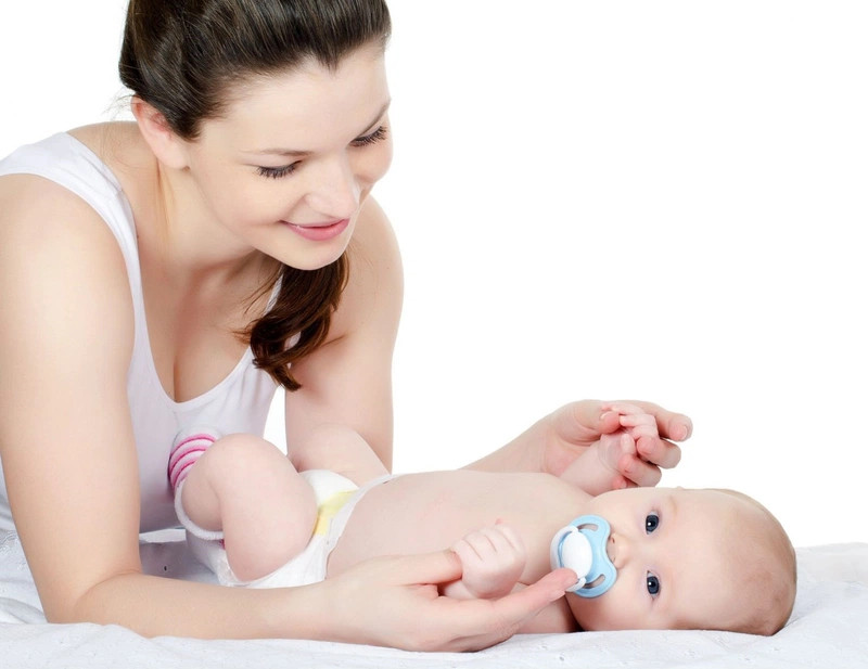 Bé đang ngậm ti giả, một cách hiệu quả để giảm đau và khó chịu khi mọc răng