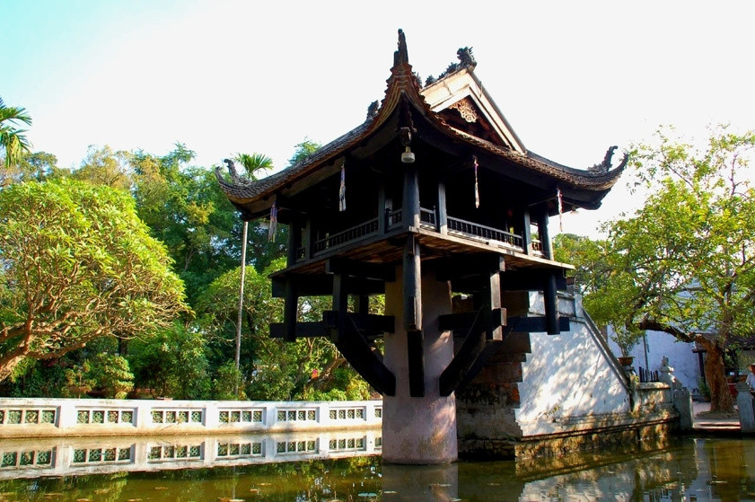Cột trụ đá vững chắc đỡ Liên Hoa Đài