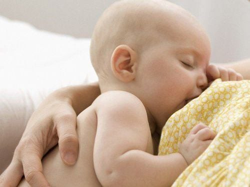 Trẻ bú no gây to bụng là một dấu hiệu bình thường