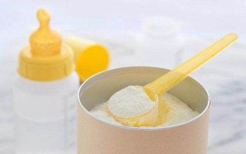 Trẻ bụng to uống sữa công thức có thể có phân rắn hơn
