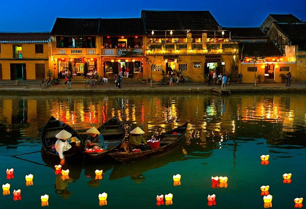 Cảnh sông Hoài Hội An về đêm với thuyền và hoa đăng lung linh