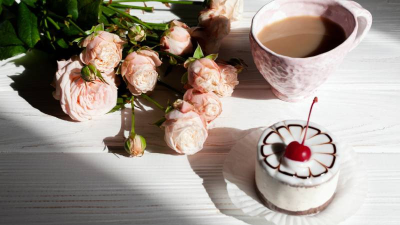 Bánh kem dâu tây và hoa trang trí tinh tế