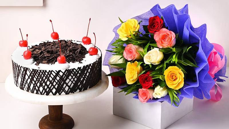 Một đóa hoa tươi thắm đặt cạnh chiếc bánh sinh nhật nhỏ nhắn