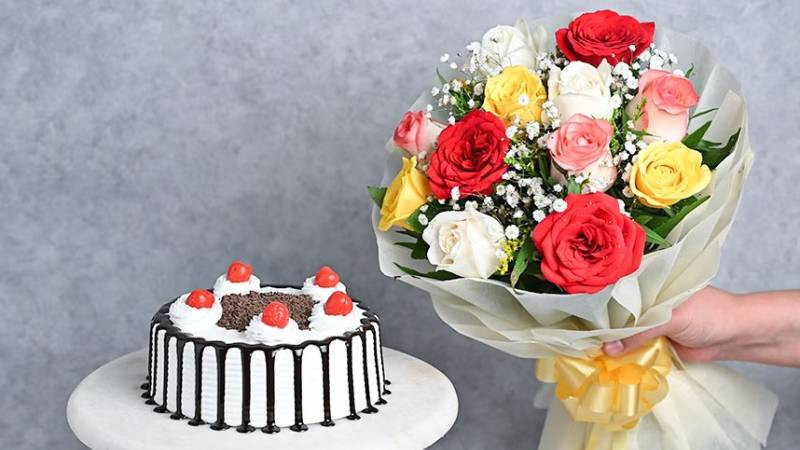 Sự kết hợp hài hòa của hoa và bánh sinh nhật trên bàn tiệc