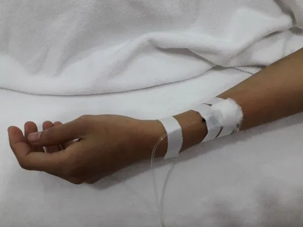 Truyền nước biển giúp người bệnh nhanh chóng hồi phục sức khỏe