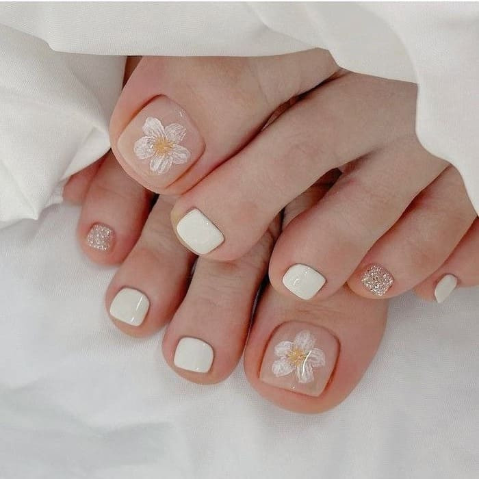 Mẫu nail chân màu trắng vẽ hoa