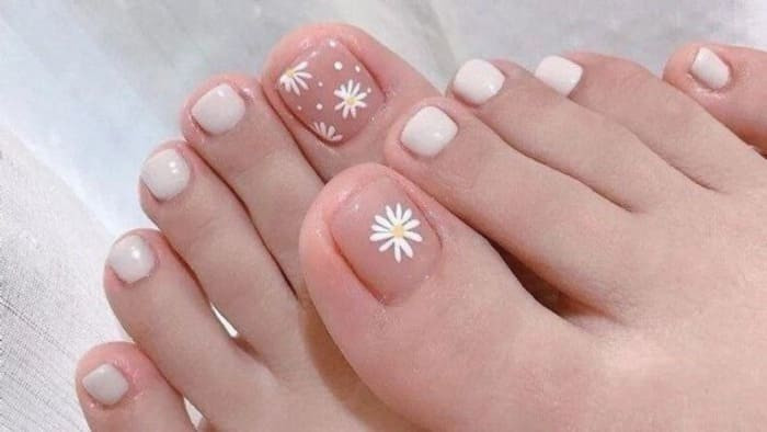 Mẫu nail chân trong suốt hoa văn trắng