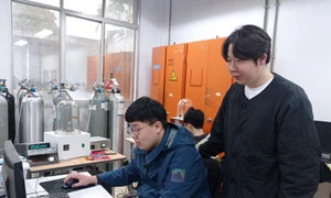 Sinh viên Hàn Quốc trải nghiệm tại phòng nghiên cứu của Đại học Bách khoa Hà Nội