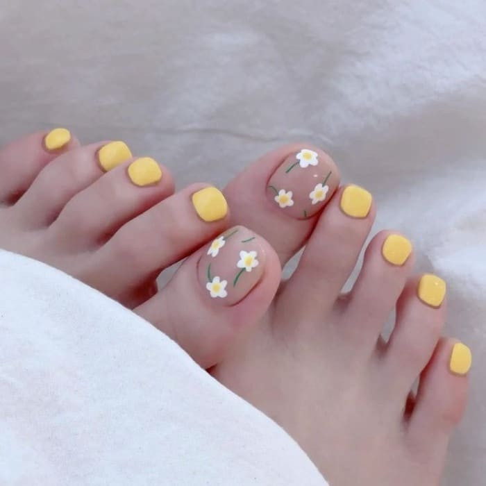 Mẫu nail chân màu trắng mix vàng