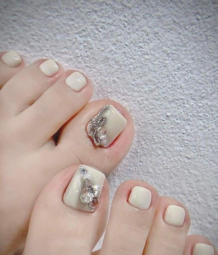 Mẫu nail chân màu trắng đục