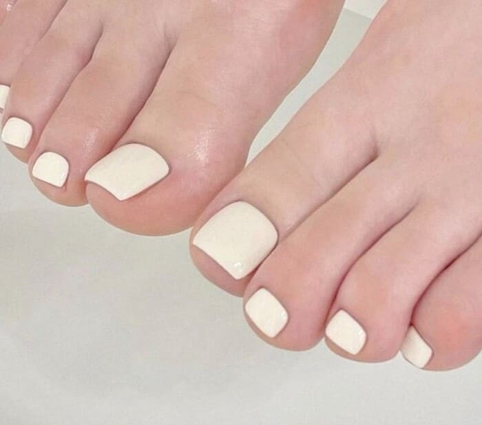Mẫu nail chân màu trắng trơn