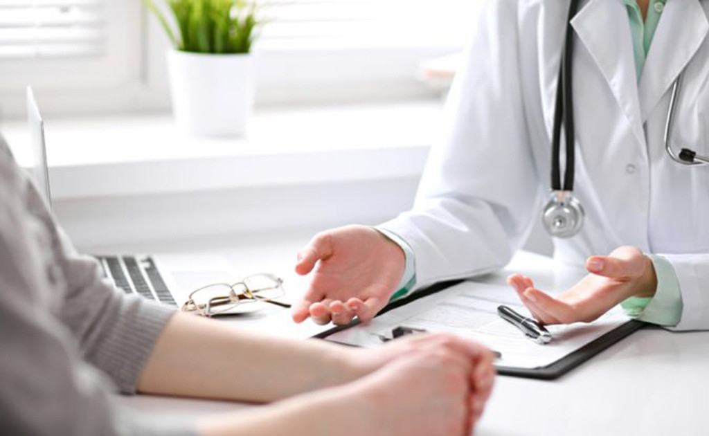 Bàn tay đang tư vấn về việc sử dụng dược liệu, nhấn mạnh tầm quan trọng của việc tham khảo ý kiến bác sĩ.
