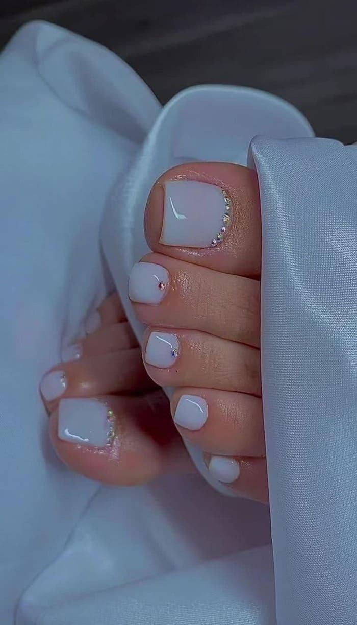 Mẫu nail chân màu trắng đính đá nhỏ