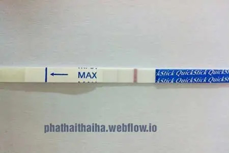 Hình ảnh que thử thai 2 vạch với 1 vạch đậm, 1 vạch mờ