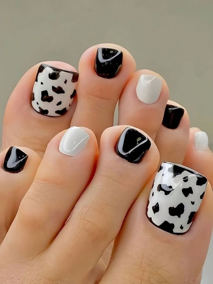 Mẫu nail chân trắng đen