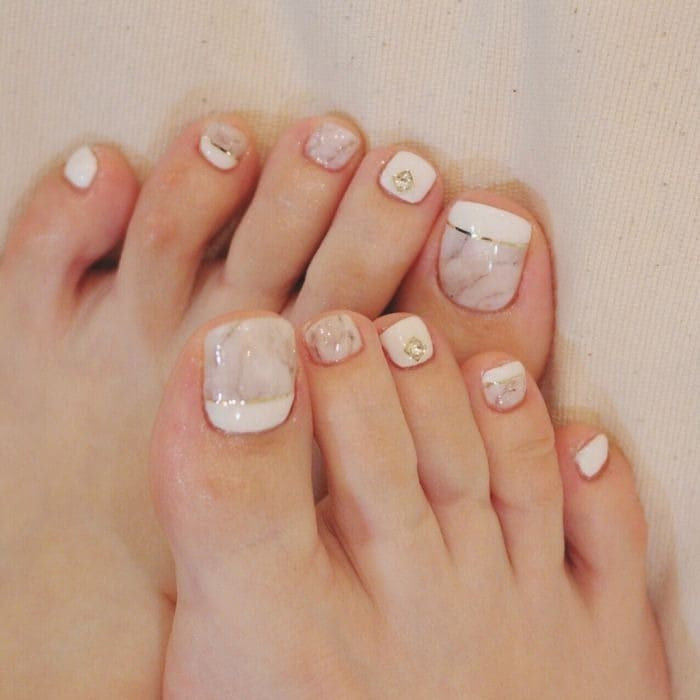 Mẫu nail chân trắng vân đá