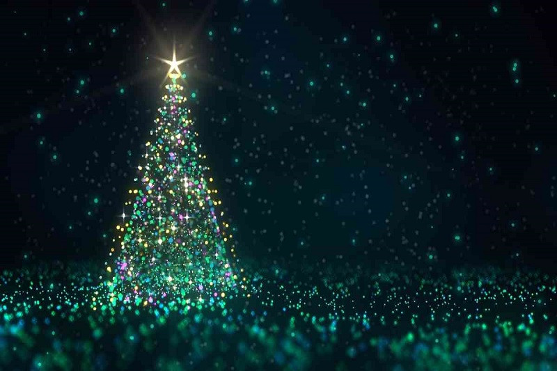 Cây thông Noel trắng muốt tạo hiệu ứng tuyết rơi lãng mạn
