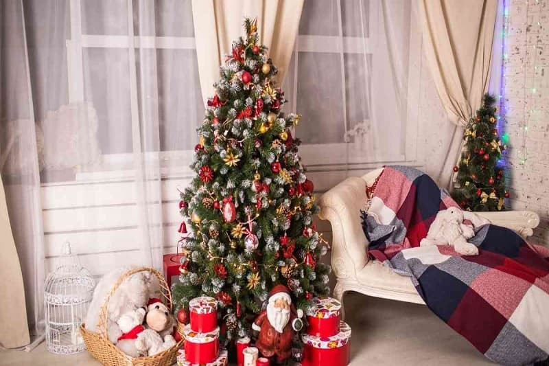 Cây thông Noel nhỏ trang trí đơn giản với ngôi sao và quả châu màu bạc