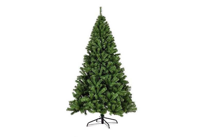 Cây thông Noel giả với tán lá dày dặn, dễ dàng trang trí
