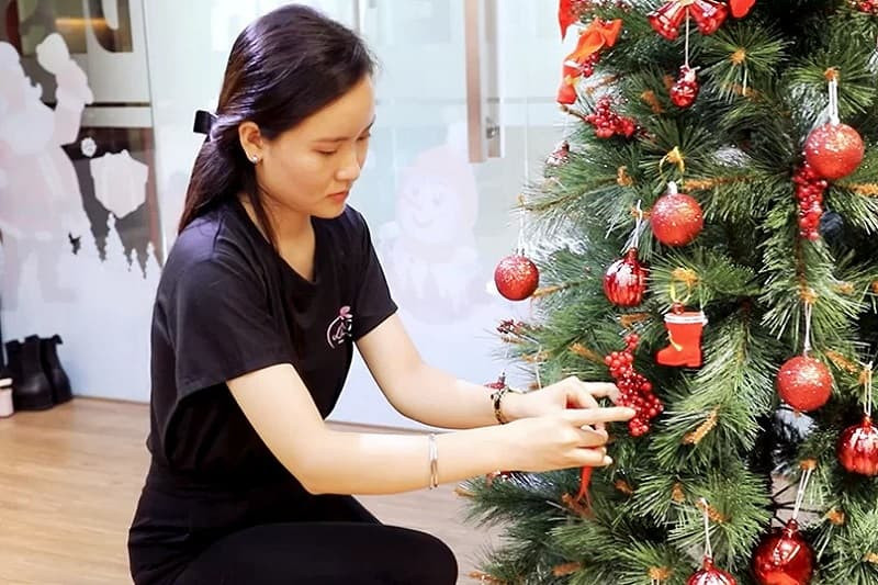 Cây thông Noel đã được trang trí hoàn chỉnh, rực rỡ trong đêm tối