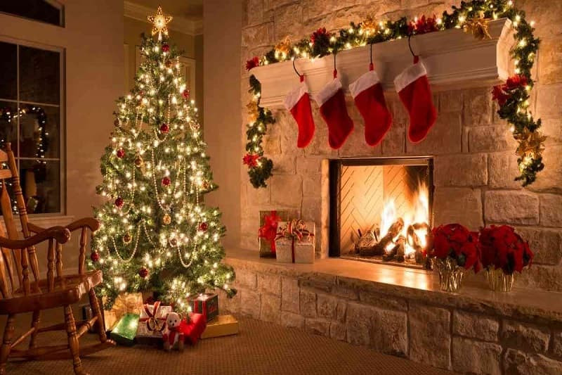 Hình ảnh cây thông Noel lung linh với màu sắc đỏ và vàng chủ đạo