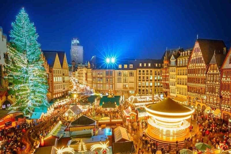 Cây thông Noel lung linh với các đồ trang trí truyền thống