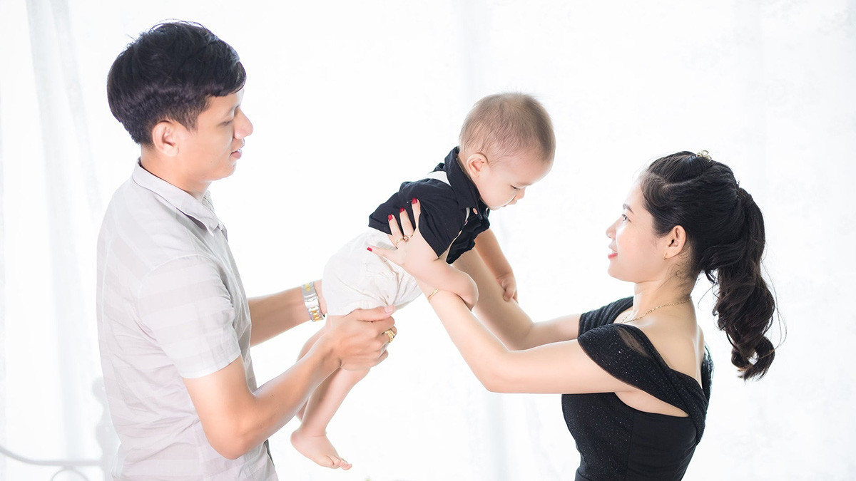 Hình ảnh gia đình bên nhau hạnh phúc
