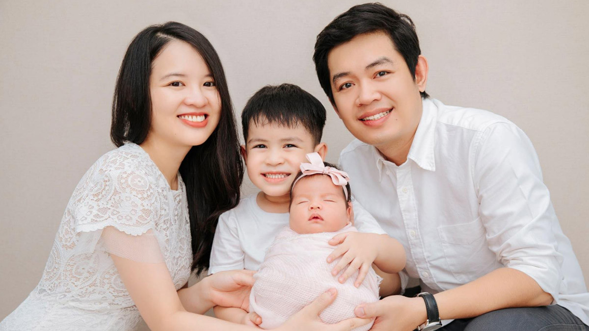 Concept chụp ảnh gia đình 4 người chào đón bé