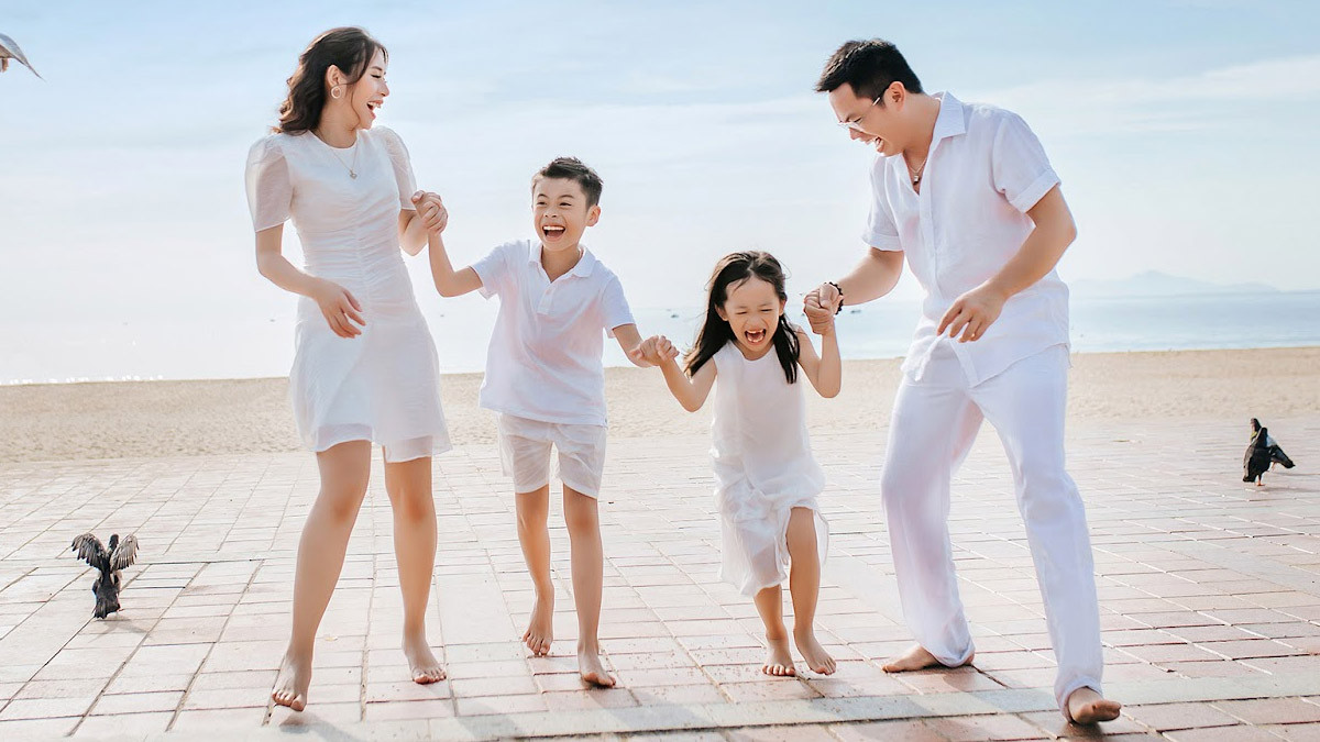 Hình ảnh gia đình 4 người quây quần