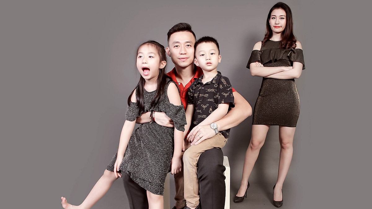 Hình nền gia đình 4 người ấm áp