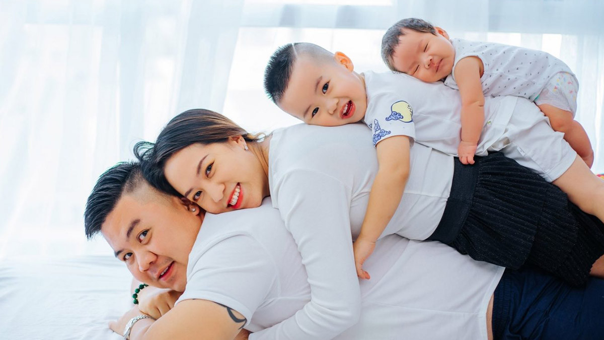 Ảnh gia đình 4 người vui vẻ