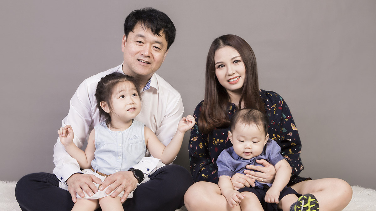 Hình ảnh gia đình 4 người hạnh phúc