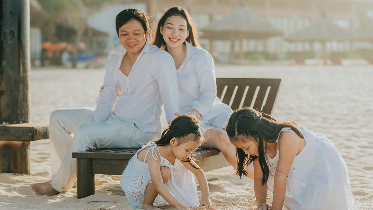 Concept chụp ảnh gia đình ấm áp đi biển