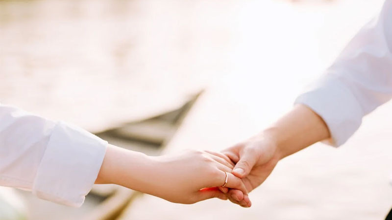 Hình ảnh nắm tay đẹp để làm ảnh bìa Zalo, thể hiện tình yêu trên nền thiên nhiên