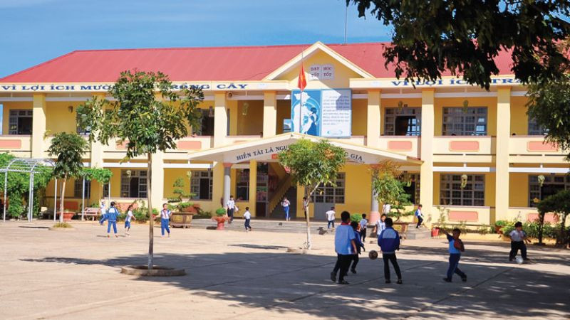 Toàn cảnh sân trường và dãy lớp học cũ kĩ